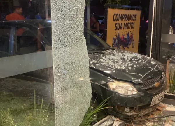 VÍDEO: Motorista perde o controle de carro e invade concessionária em Itacoatiara