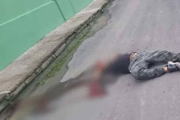 IMAGENS FORTES: Pistoleiros executam homem no meio da rua no Parque São Pedro