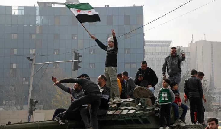 Rebeldes derrubam regime de Bashar al-Assad após 13 anos de guerra civil na Síria