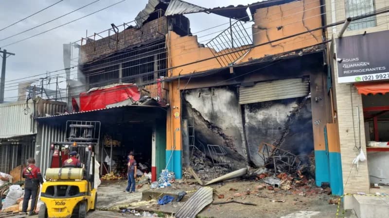 Incêndio no Fuxico: Famílias de 4 casas são retiradas das proximidades do local, diz Defesa Civil