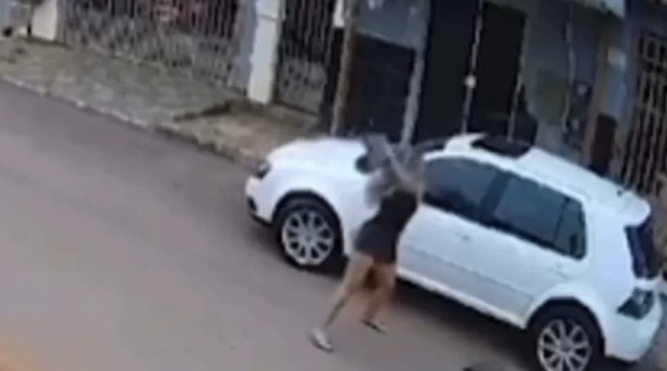 VÍDEO: No DF, mulher destrói carro de namorado e foge