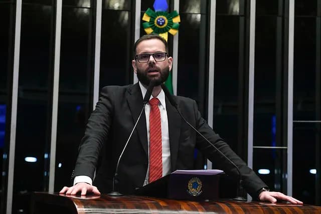 “Não foi do penhasco?”: Senador exalta PM que jogou homem de ponte e depois apaga post