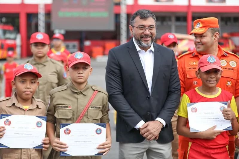 Corpo de Bombeiros Militar do Amazonas forma 64 novos bombeiros mirins