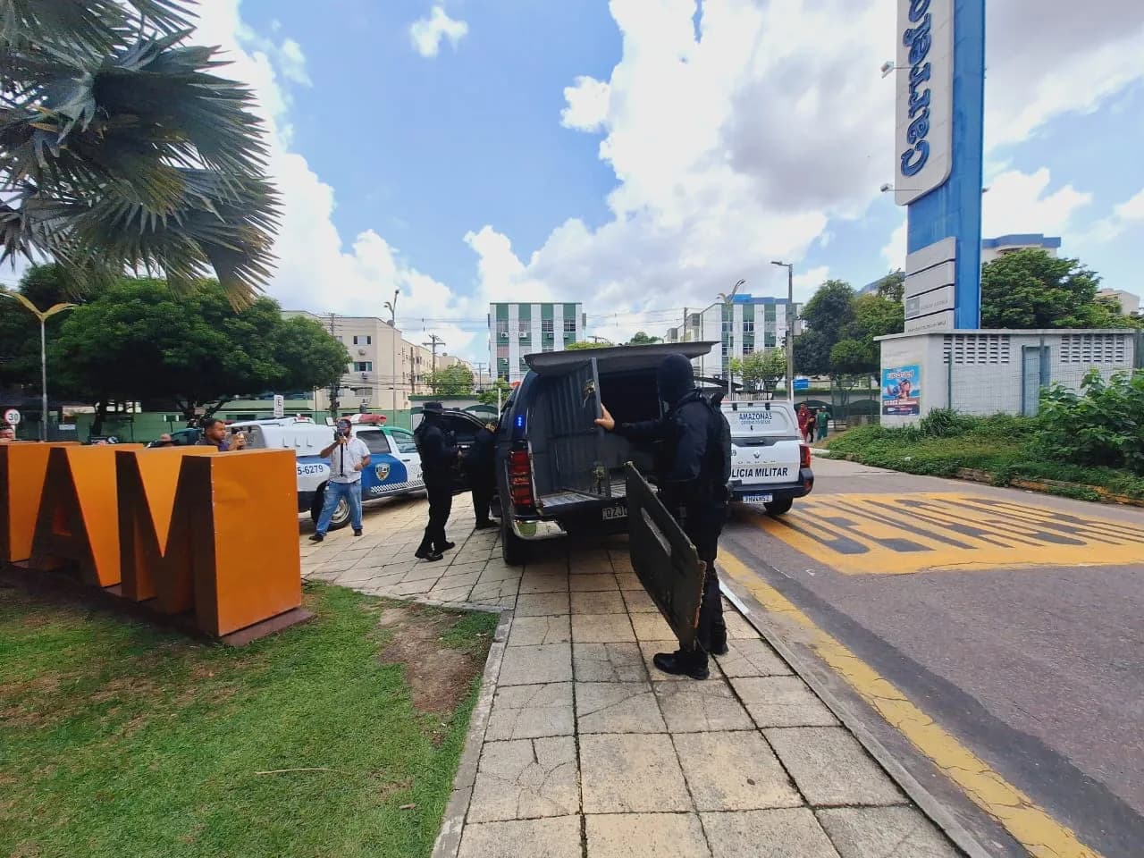 VÍDEOS: Assaltantes invadem joalheria do Manauara Shopping e trocam tiros com seguranças