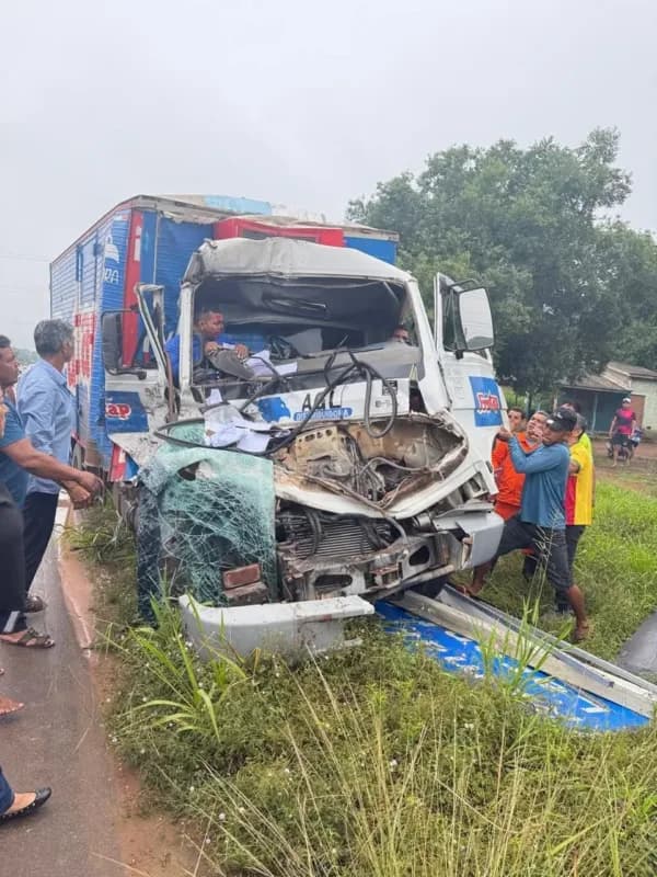 VÍDEO: Acidente entre caminhão e ônibus deixa homem morto após ficar preso às ferragens na AM-010