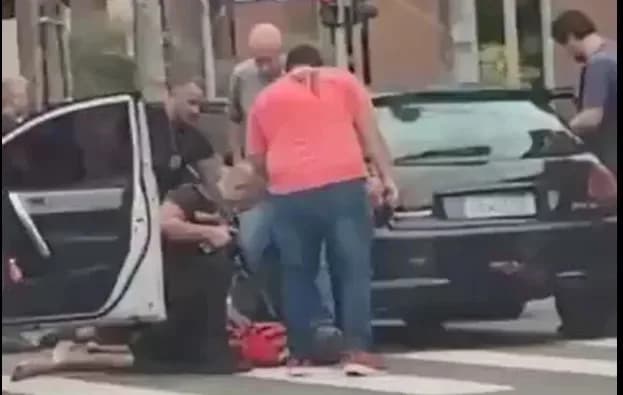 VÍDEO: homem é preso carregando fuzis em carro no Rio de Janeiro