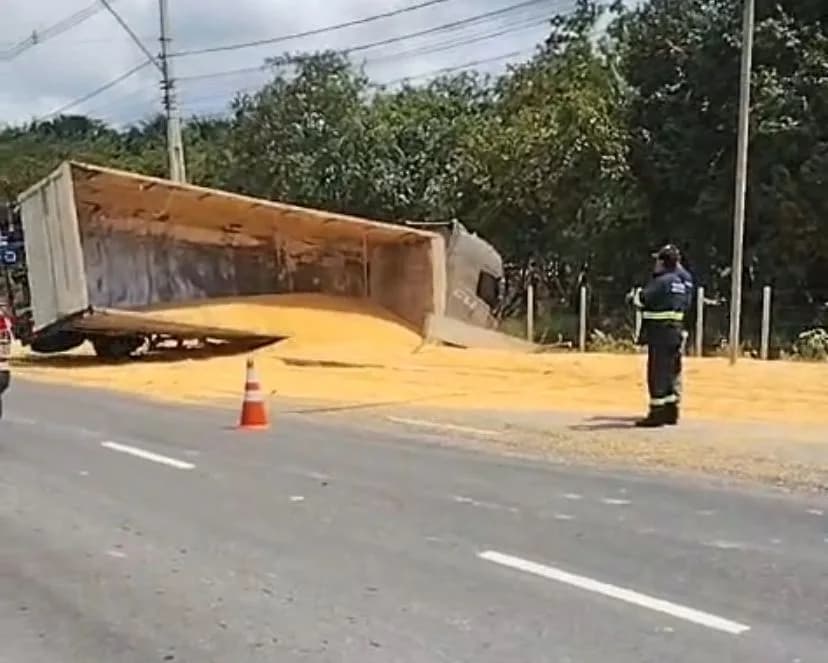 VÍDEO: caminhão carregado com milho tomba na Avenida do Turismo