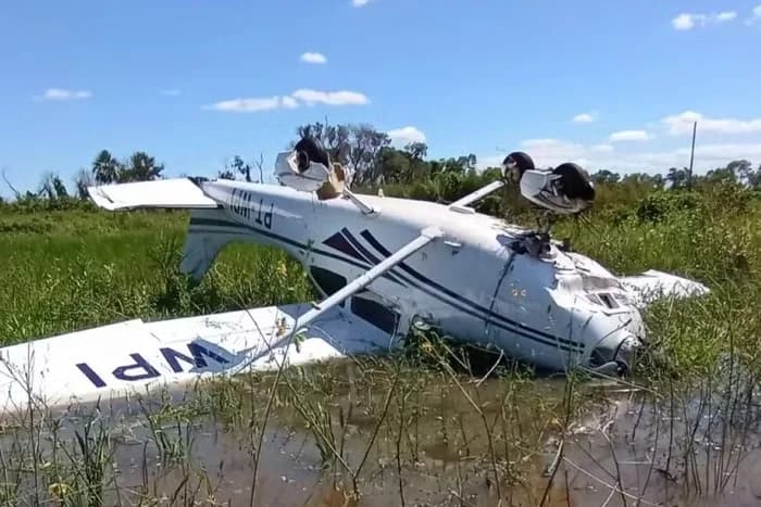 VÍDEO: Avião de pequeno porte cai no Pantanal e três pessoas são resgatadas