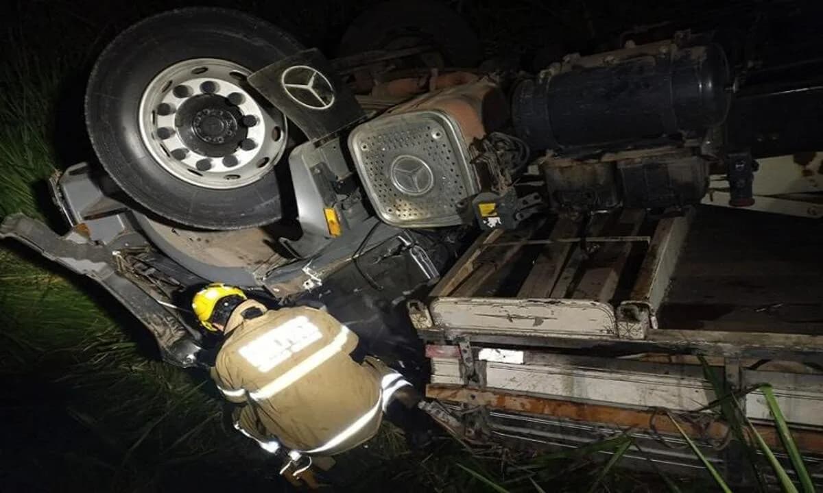 MG: motorista de carreta morre em acidente na BR-251