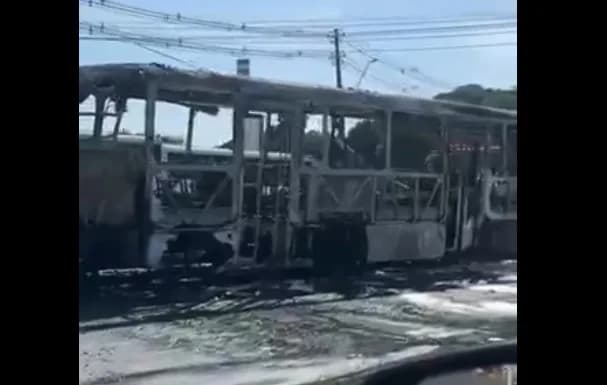 VÍDEO: Ônibus da linha 059 fica destruído após pegar fogo em Manaus