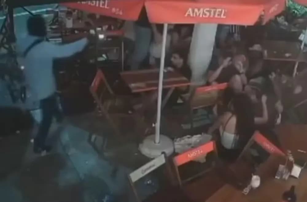 VÍDEO: Criminosos fazem arrastão em bar da zona Oeste de SP