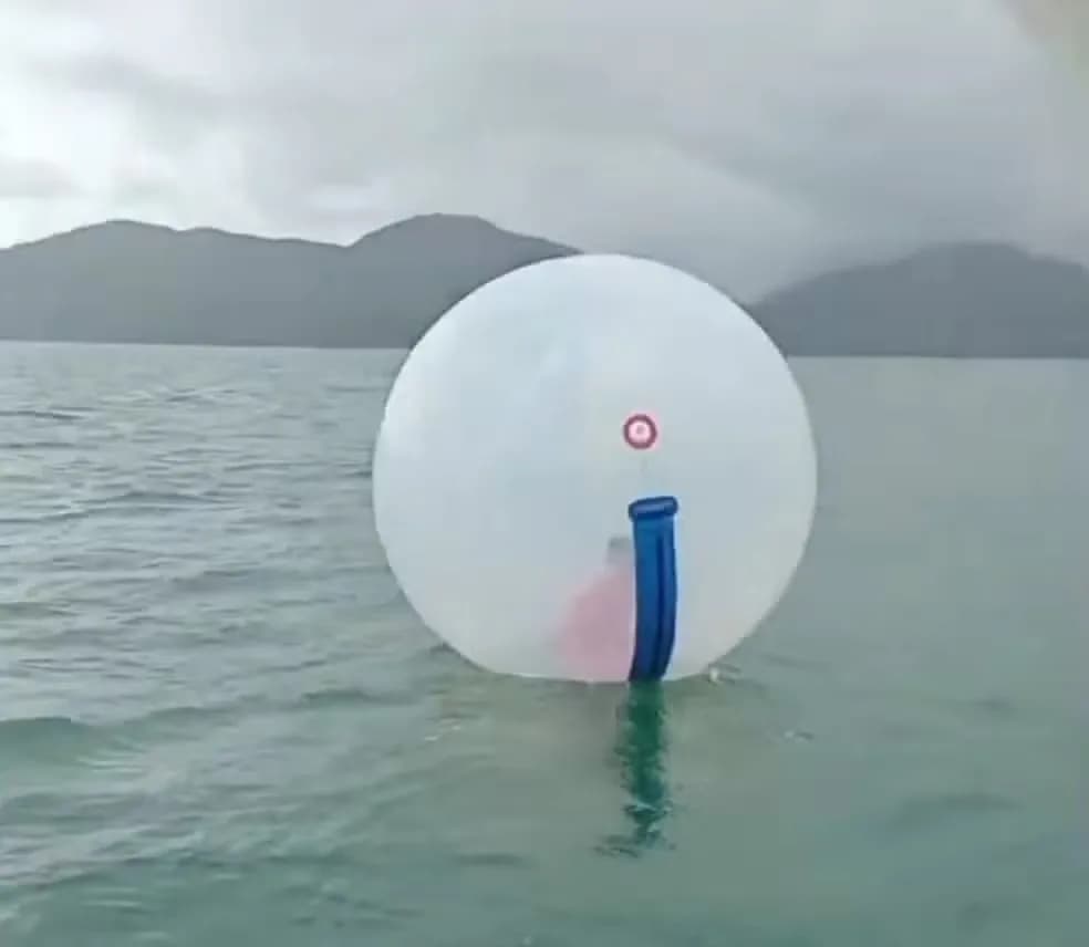 Marinheiro resgata menino que estava à deriva em alto-mar dentro de bolha inflável