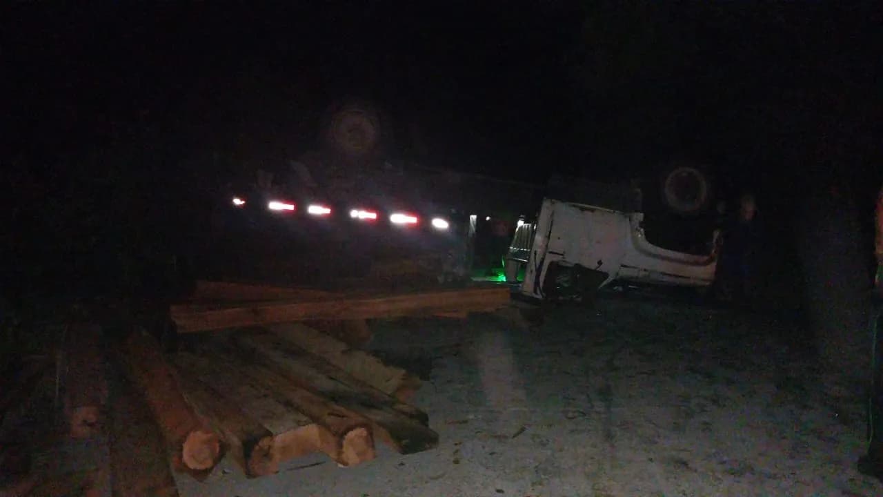 VÍDEO: Caçamba capota com madeiras e jovem morre esmagado na AM-352