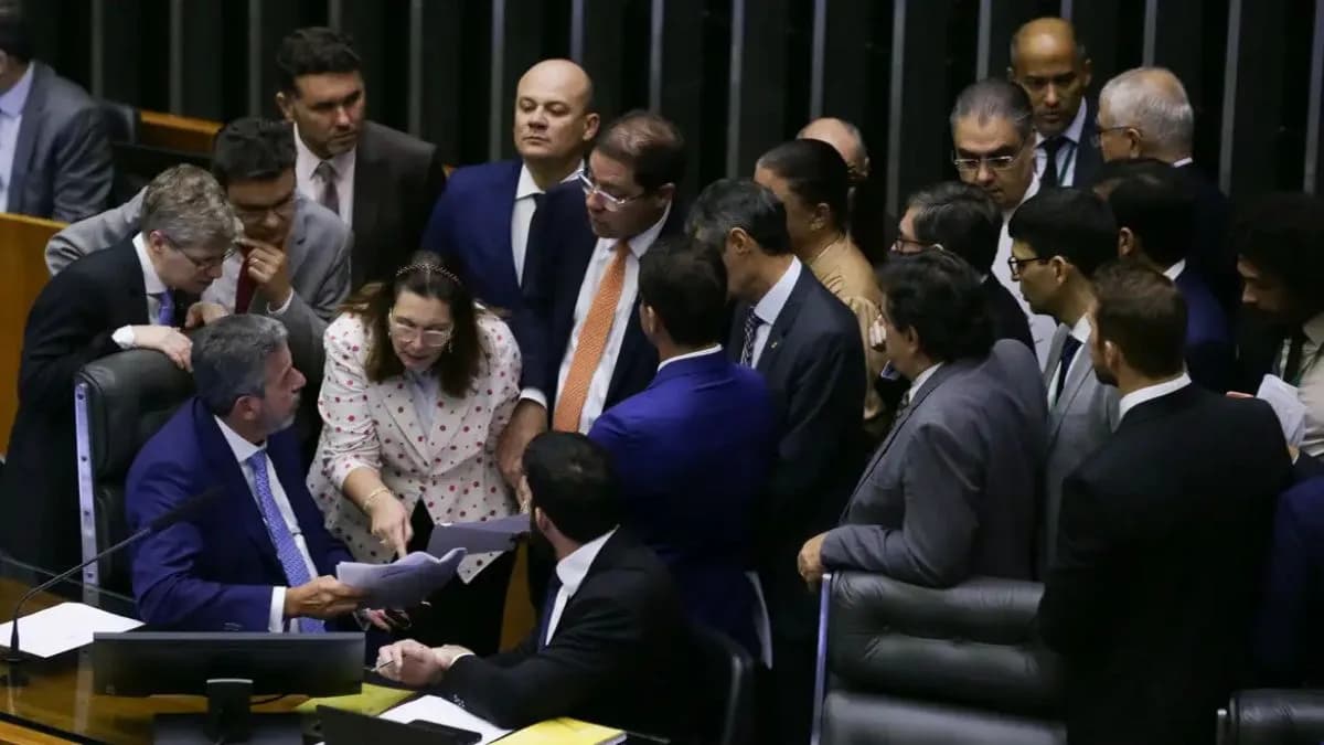 PEC de corte de gastos é aprovada em dois turnos na Câmara