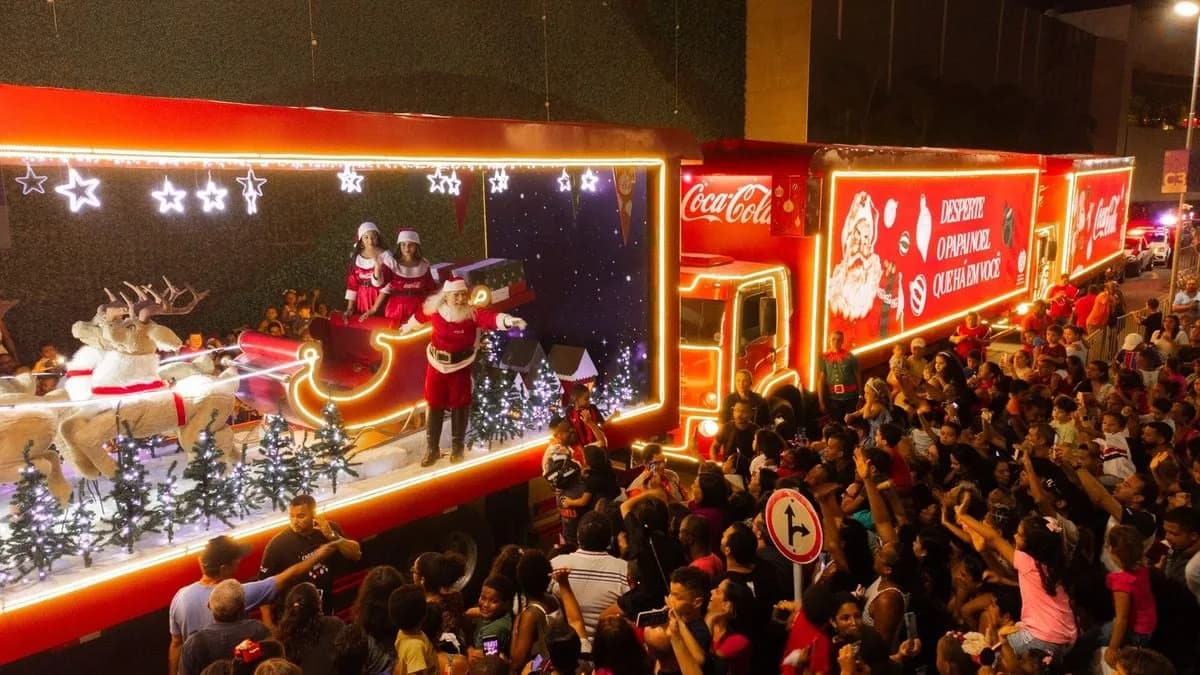 Papai Noel é apedrejado e Caravana de Natal da Coca-Cola é encerrada antes do fim da rota