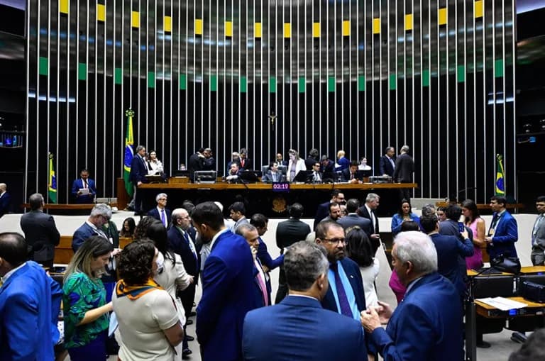 Bancada do Amazonas no Congresso ajuda a passar projetos contrários aos interesses do Governo Lula