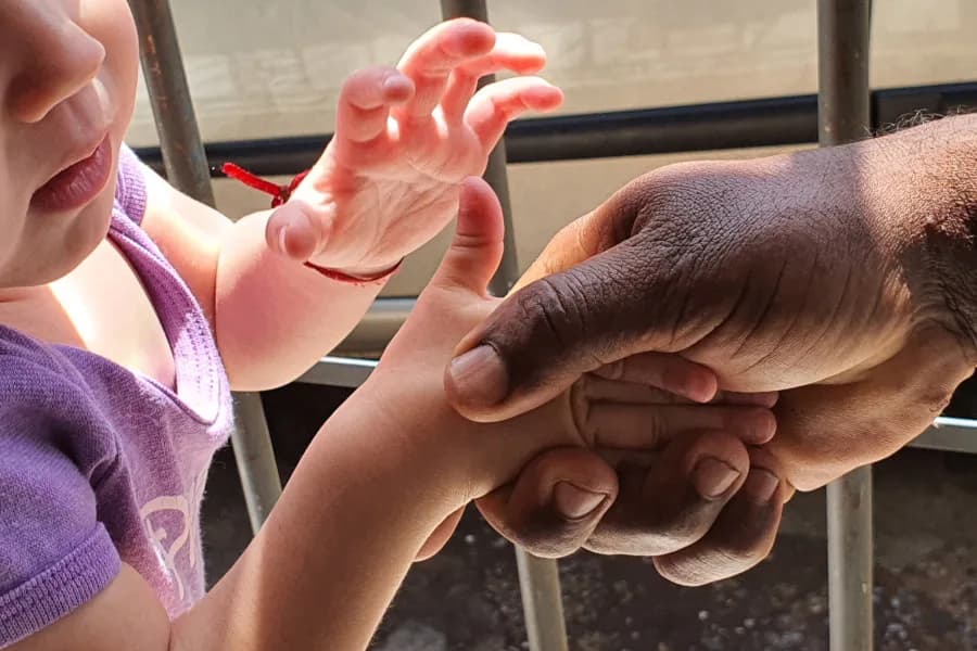 Câmara dos Deputados aprova aumento de pena para quem vender o filho para adoção