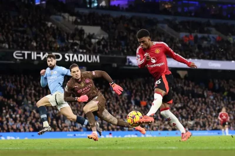 Manchester United surpreende City com virada em dois minutos pela Premier League