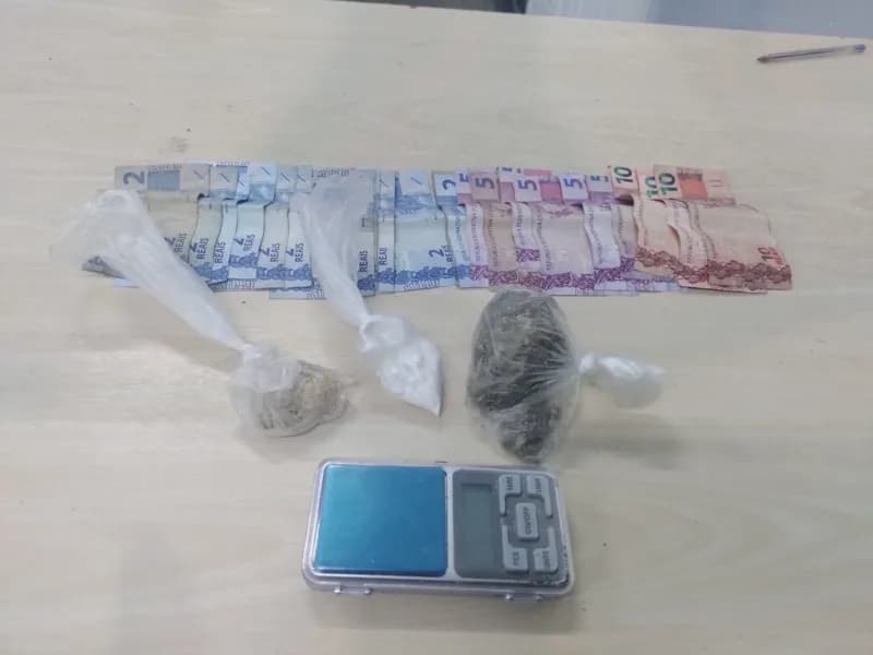 Mulher é presa com drogas ao tentar fugir pela PM na zona Norte de Manaus