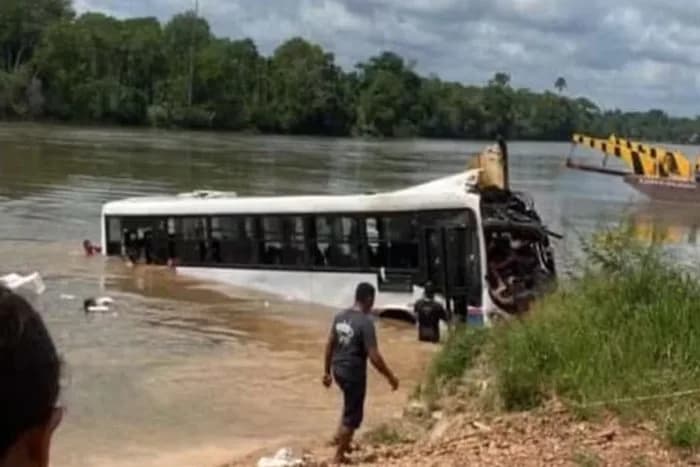 Ônibus cai de balsa dentro de rio no Pará; uma menor está desaparecida