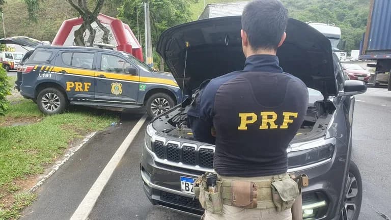 Casal é preso com carro roubado em Piraí (RJ)