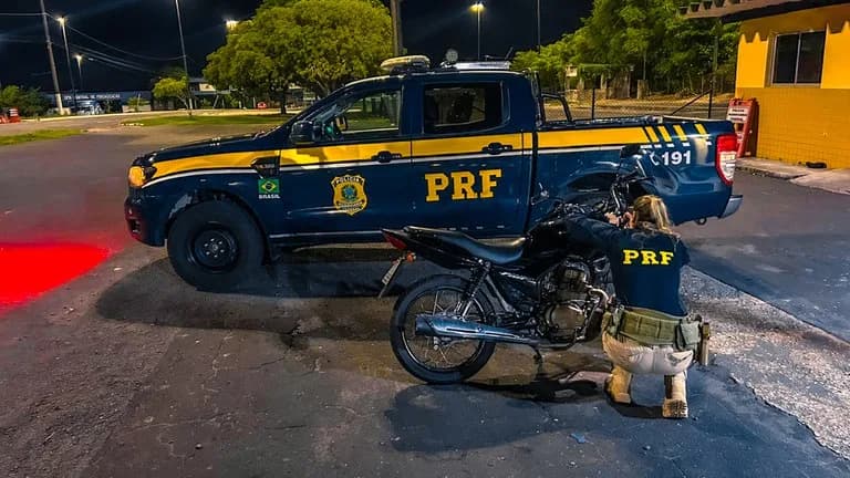 PRF prende homem na BR-319 pilotando motocicleta com placa adulterada