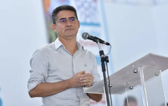 David Almeida pede desculpas a senhora por abordagem excessiva e que vai destiná-la a local adequado de trabalho