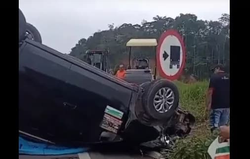 VÍDEO: Táxi capota e fica à beira de abismo ao desviar de buraco na BR-174