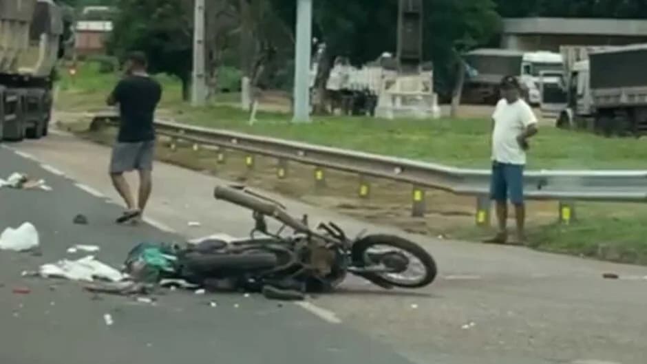 VÍDEOS: Motociclista é atingido por carreta em MS e morre; coração fica exposto na via