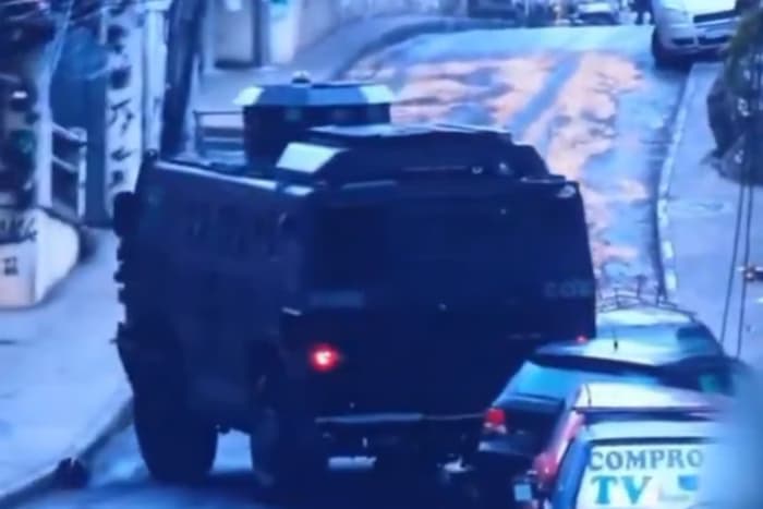 Vídeo: Facção joga óleo em ladeira e ‘caveirão’ da polícia derrapa no RJ