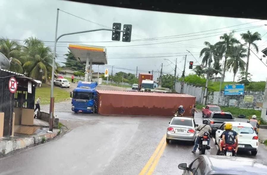 VÍDEO: Contêiner tomba ao tentar fazer manobra perto do Porto Chibatão em Manaus