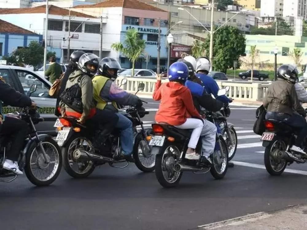 Polêmica dos mototáxis em SP: Prefeito estuda responsabilizar 99 e Uber por mortes no trânsito