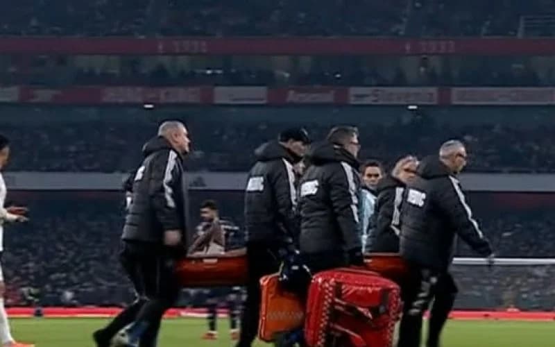 Gabriel Jesus sofre lesão e deixa o gramado de maca durante jogo do Arsenal