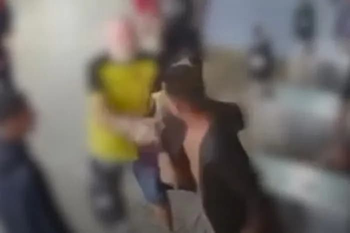 VÍDEO: Homem é esfaqueado 9 vezes durante briga em terminal de ônibus, em SC