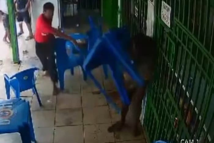 VÍDEO: Homem joga cadeira em esposa após crise de ciúmes: “Roupa curta demais”