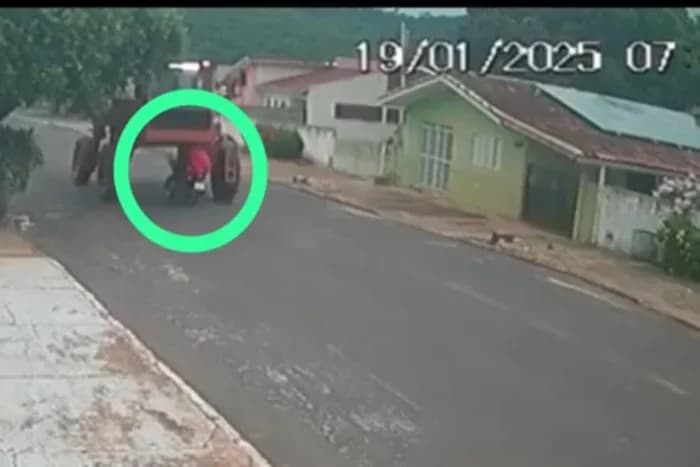 VÍDEO: Motociclista tenta passar por baixo de máquina agrícola e garupa acaba morrendo, em MT