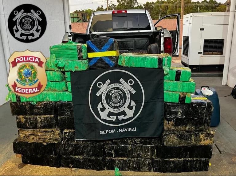 PF apreende mais de meia tonelada de maconha em embarcação no Rio Paraná