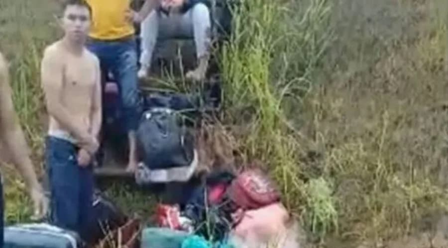 Lancha de passageiros naufraga a caminho de Nhamundá, após bater em tronco submerso