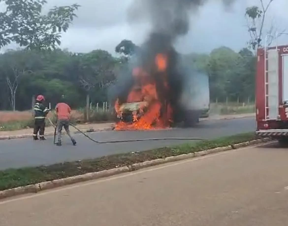 VÍDEO: Cabine de caminhão pega fogo em estrada de Manacapuru