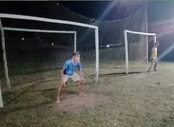 VÍDEO: Adolescente de 16 anos morre durante jogo de futebol em Maués