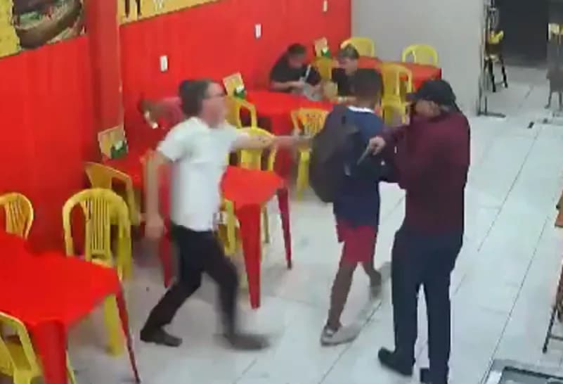 VÍDEO: Criminosos disfarçados de clientes assaltam lanchonete em Manaus