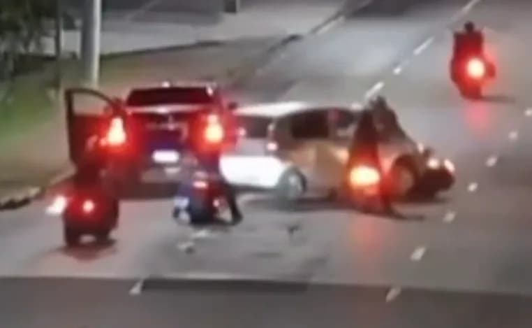 Veja o momento em que policial federal é perseguido e espancado por motoqueiros em Manaus