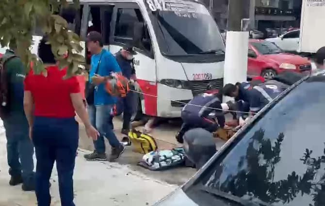 IMAGEM FORTE: Veja momento que homem é retirado debaixo de micro-ônibus após ser atropelado
