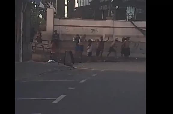 VÍDEO: Moradores de rua formam filas para ganhar ‘kit’ de drogas em Manaus