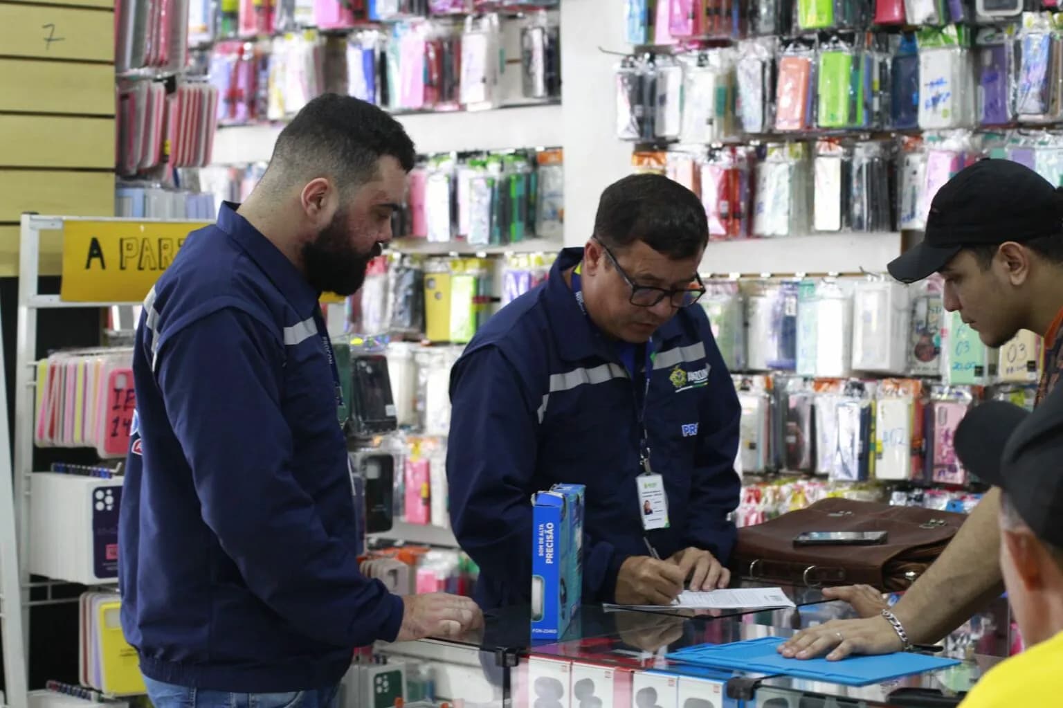 Homem é preso com celulares roubados durante fiscalização em Manaus