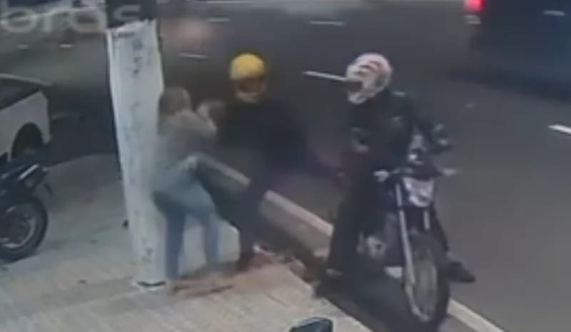 VÍDEO: Criminosos interrompem ligação e roubam celular de mulher em avenida de Manaus