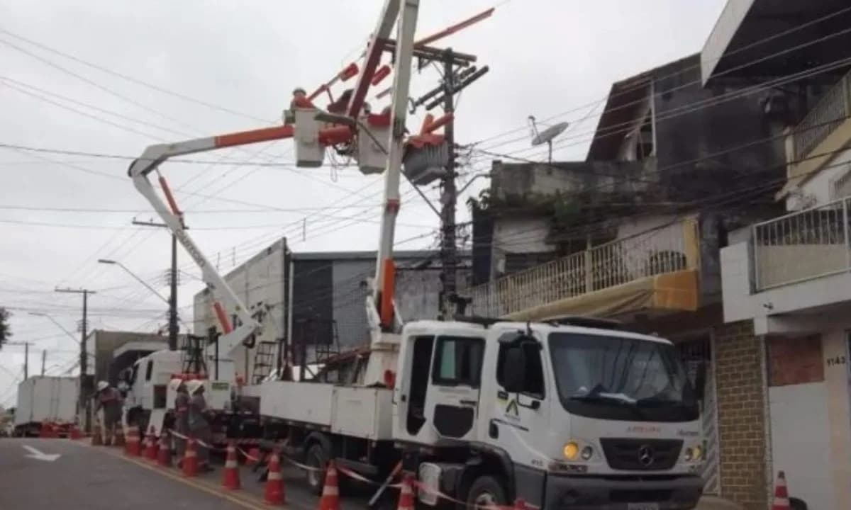 Bairros ficam sem energia durante tempestade que atinge Manaus