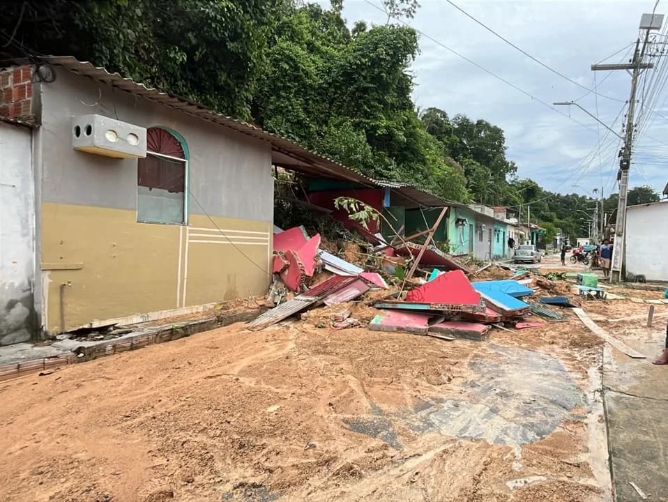 Casas desabam durante forte chuva no Riacho Doce em Manaus
