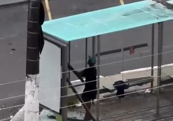 VÍDEO: Homem destrói parada de ônibus em Manaus