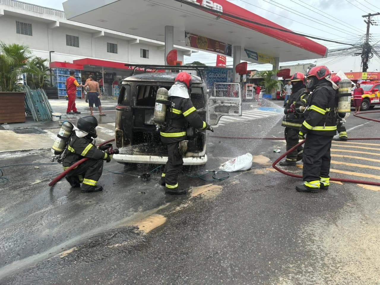 Kombi pega fogo no bairro Praça 14, em Manaus